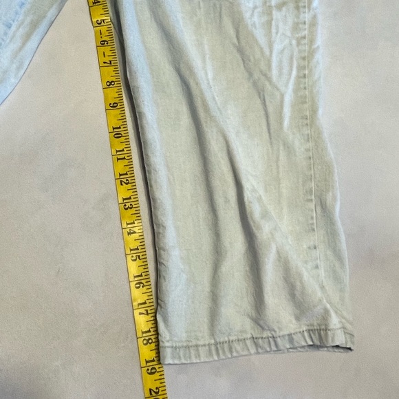 3/$15 Gloria Vanderbilt women’s size 12 petite light wash denim capris - Picture 2 of 8